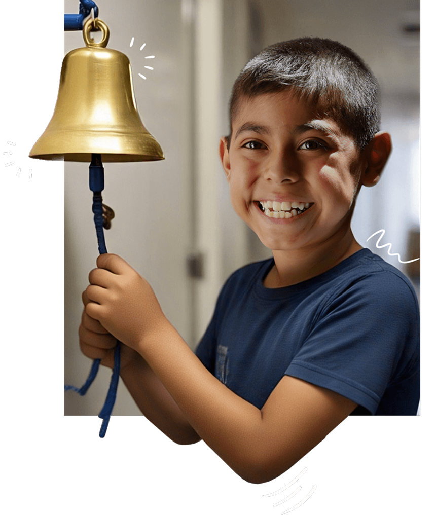 Niño tocando la campana de la victoria